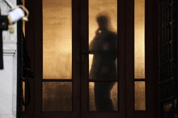 Σε απελπισία το Μαξίμου: «Mονομερείς ενέργειες» μπροστά στη συντριβή