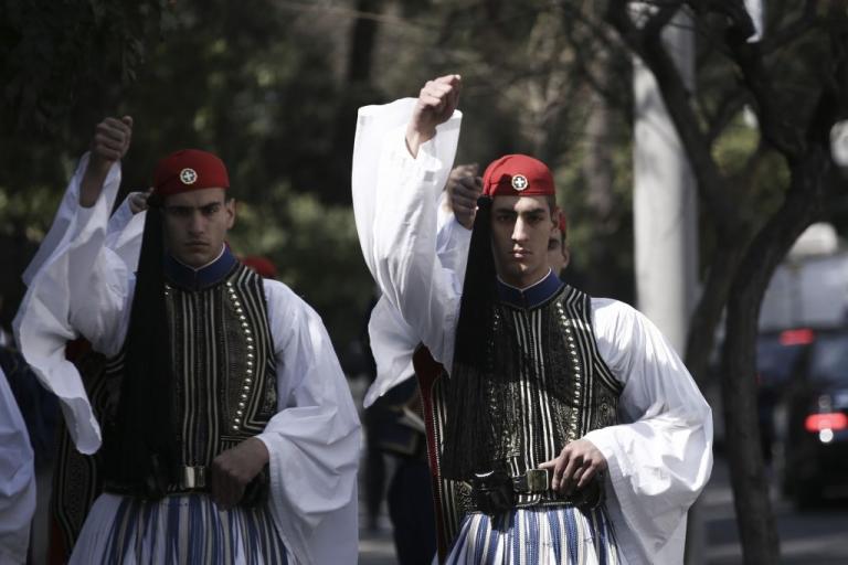 «Μακεδονία Ξακουστή» στην επιβλητική παρέλαση των Ευζώνων στο Σύνταγμα