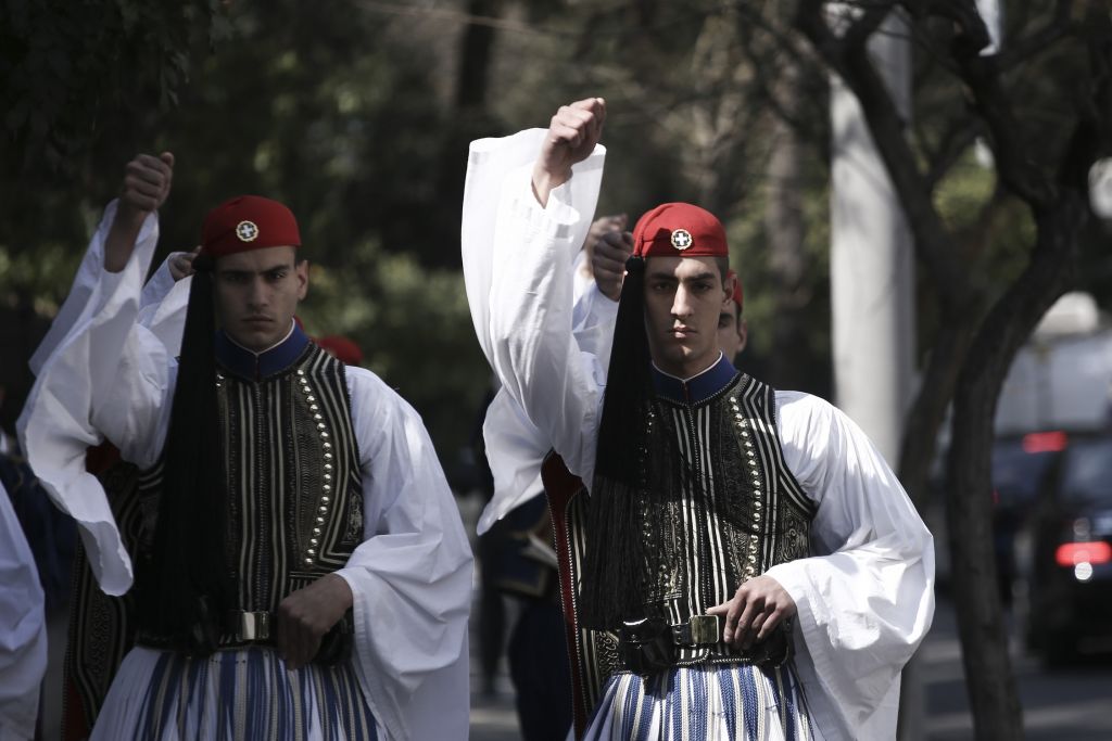 «Μακεδονία Ξακουστή» στην επιβλητική παρέλαση των Ευζώνων στο Σύνταγμα