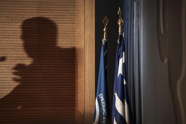 Τροχήλατες βαλίτσες στη Βουλή, καυτές συνομιλίες υπουργών κι ένα ηθικό πλεονέκτημα που έχει γίνει κουρέλι