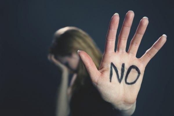 Βιασμοί στην Ελλάδα: Το «φάουλ» από το υπ. Δικαιοσύνης και η σκληρή πραγματικότητα