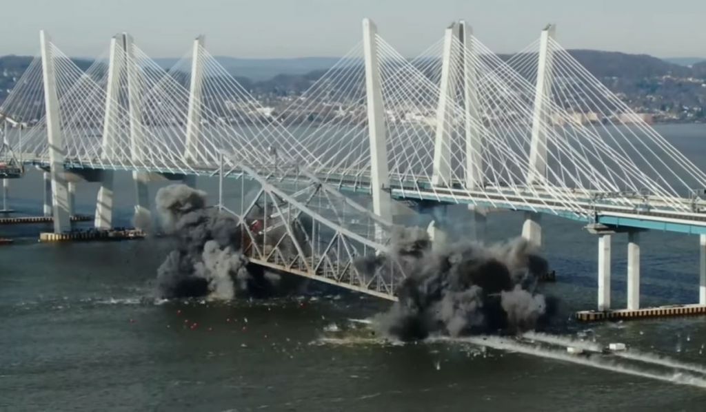 Εντυπωσιακό βίντεο από την κατεδάφιση γέφυρας στη Νέα Υόρκη