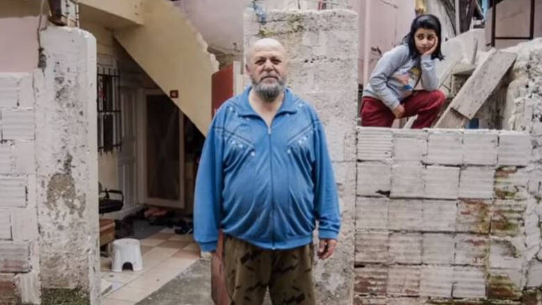Ρομπέν των... φτωχών μοιράζει χρήματα στην Κωνσταντινούπολη