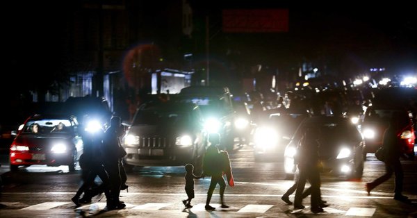 Βυθισμένη στο σκοτάδι παραμένει η Βενεζουέλα – Ο Μαδούρο έκλεισε όλα τα σχολεία