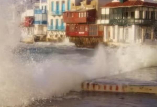 Μύκονος: Εντυπωσιακό βίντεο με τα κύματα να «καταπίνουν» τη Μικρή Βενετία