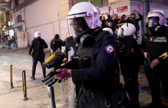 Με δακρυγόνα «έπνιξε» η αστυνομία τις γυναίκες στην Τουρκία