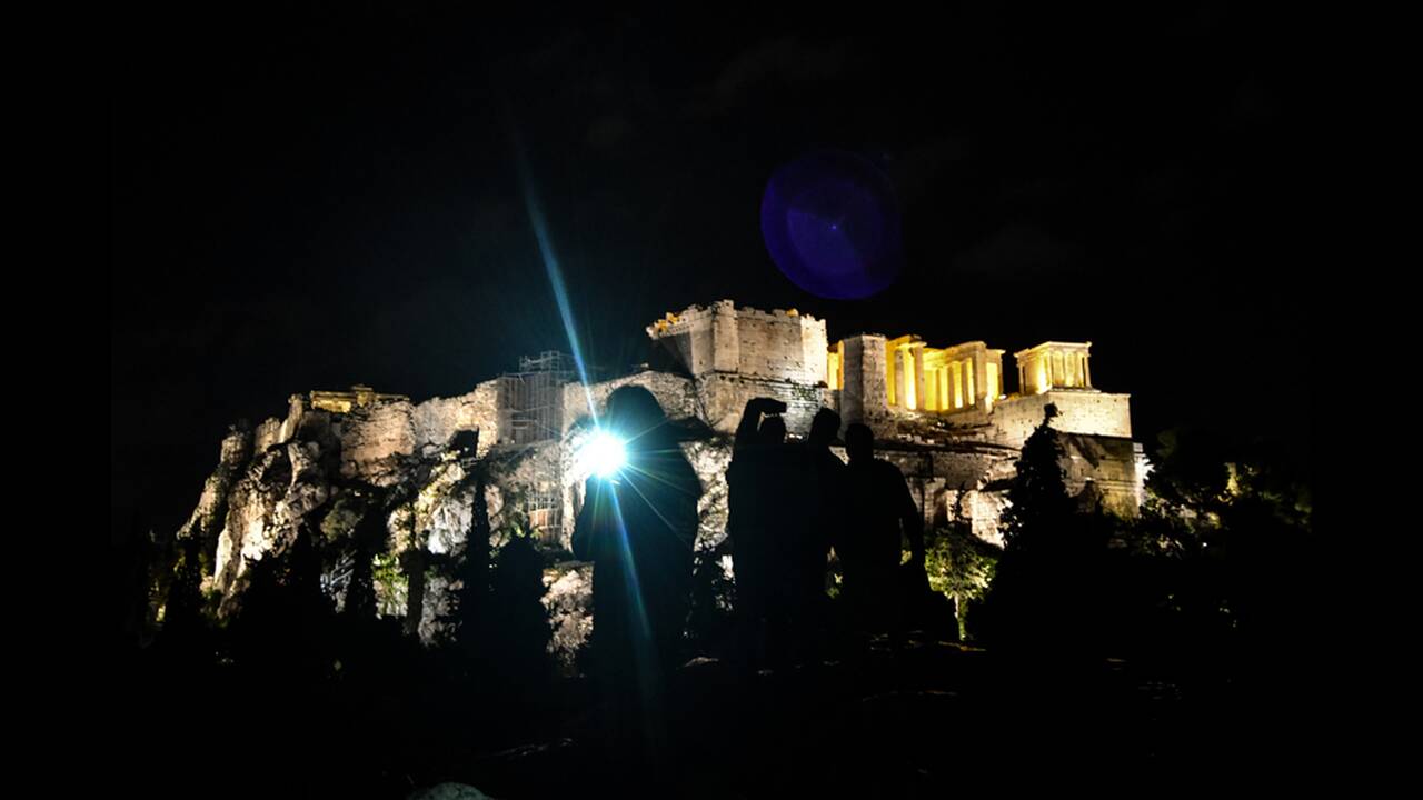 Στο σκοτάδι η Αθήνα για την «Ώρα της Γης»