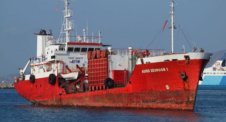 Με ρήγμα αλλά χωρίς εισροή υδάτων το δεξαμενόπλοιο που προσάραξε στην Άνδρο