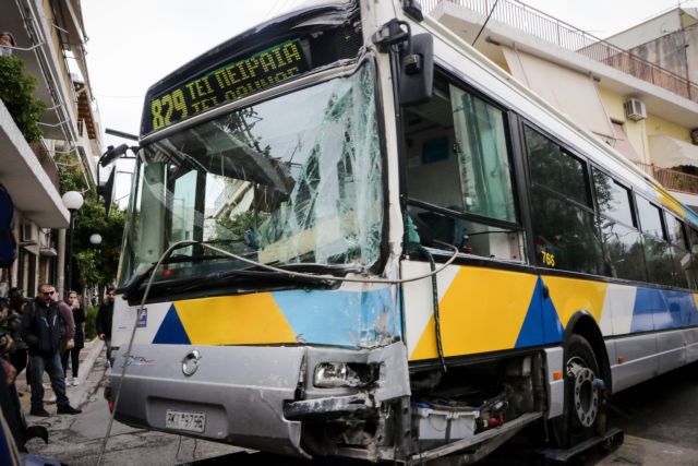 Σύγκρουση αστικού λεωφορείου με πούλμαν στους Θρακομακεδόνες