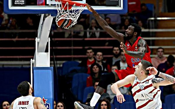 Το showtime του Χάντερ στη ρακέτα της Αρμάνι