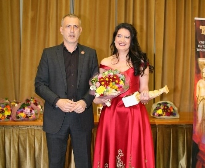 Απονομή βραβείου πολιτισμού στην Κέλλυ Πολυχρονίου από τον Γιάννη Μώραλη