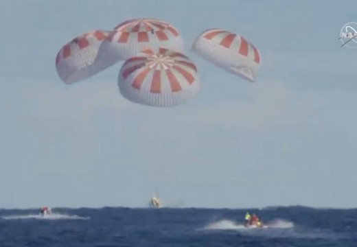 Επέστρεψε στη Γη το διαστημόπλοιο Crew Dragon