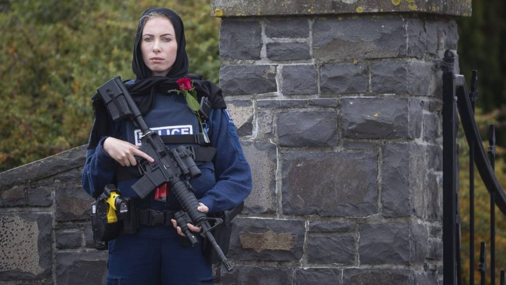 Νέα Ζηλανδία: Η συγκινητική φωτογραφία της αστυνομικού με μαντίλα