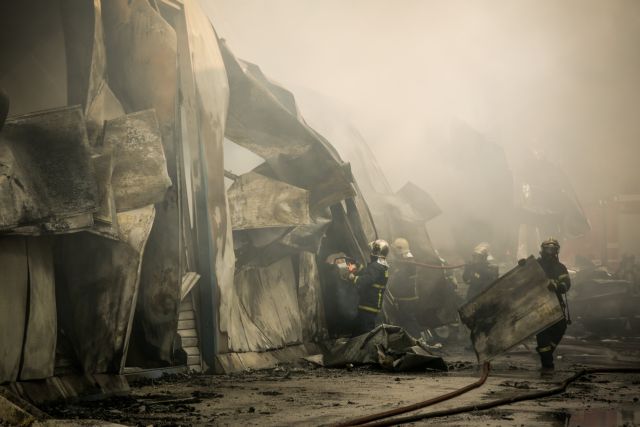 Σε εξέλιξη η μεγάλη πυρκαγιά σε αποθήκη στα Γλυκά Νερά [Εικόνες]