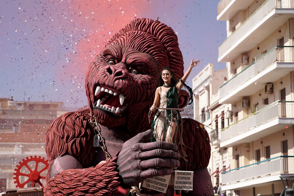Πατρινό καρναβάλι: Τα εντυπωσιακά άρματα και το ξέφρενο γλέντι των 40.000 καρναβαλιστών [Εικόνες]
