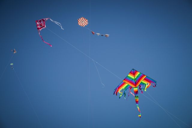 Καθαρά Δευτέρα: Μικροί και μεγάλοι κατέκλυσαν τον λόφο του Φιλοπάππου