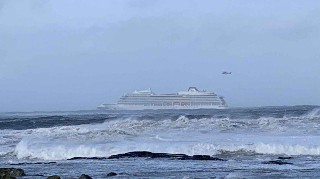 Νορβηγία: Με ελικόπτερα η απομάκρυνση των επιβατών από το κρουαζιερόπλοιο