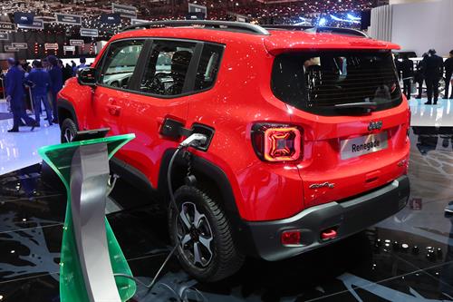 Plug-in υβριδική ισχύς για τα Jeep Renegade και Compass