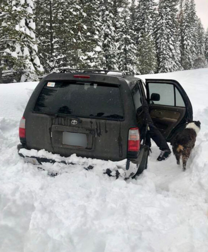 Εγκλωβίστηκε στα χιόνια και επέζησε τρώγοντας καυτερή σως