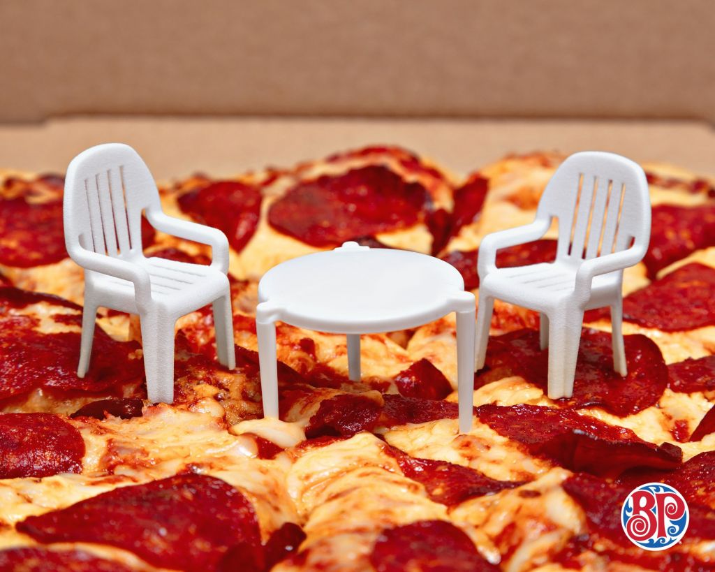 Ήταν δίκαιο και έγινε πράξη: Καρέκλες δίπλα στο «τραπεζάκι» της πίτσας
