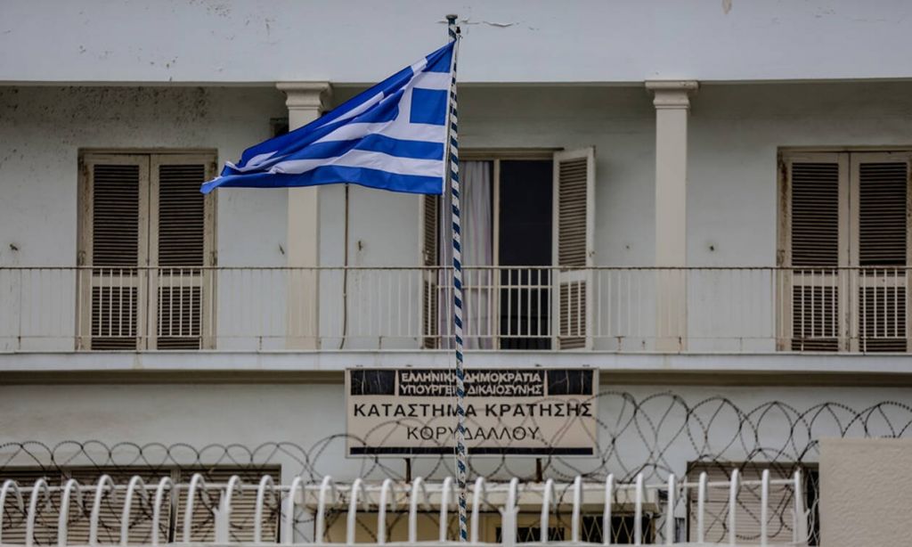 Νεα επεισόδια στον Κορυδαλλό – Εισβολή της ΕΛΑΣ, ανακάλυψε μαχαίρια κι αυτοσχέδια όπλα