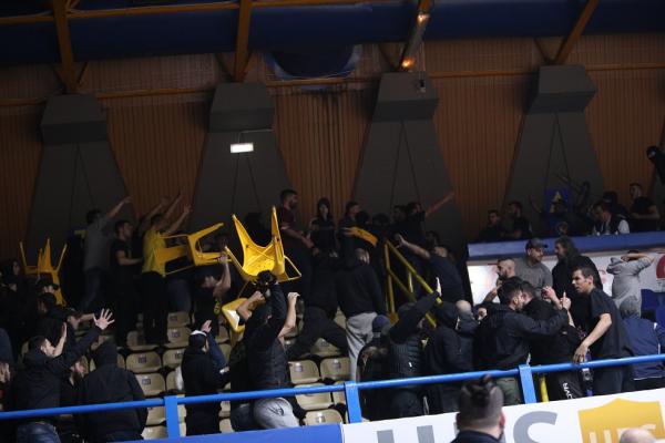 Ξύλο και διακοπή στο Περιστέρι – Αρης!