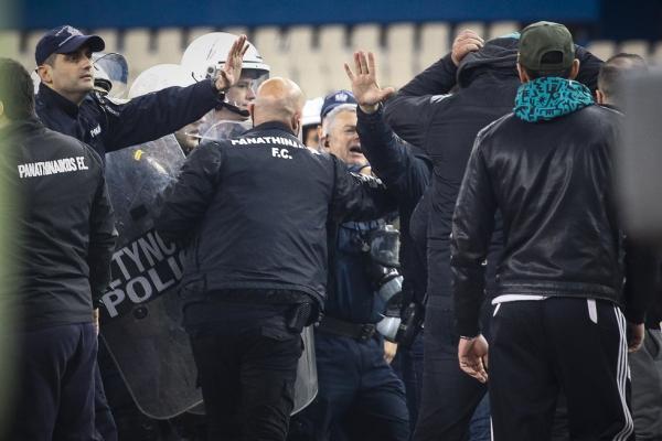 Οπαδοί του Παναθηναϊκού έκαναν ντου με μαχαίρι στον πάγκο του Ολυμπιακού