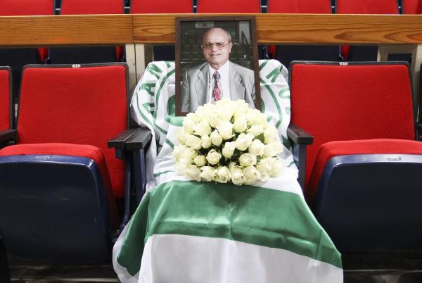 Παναθηναϊκός: Λουλούδια και μια φωτογραφία στη θέση που καθόταν ο Θανάσης Γιαννακόπουλος (pics)