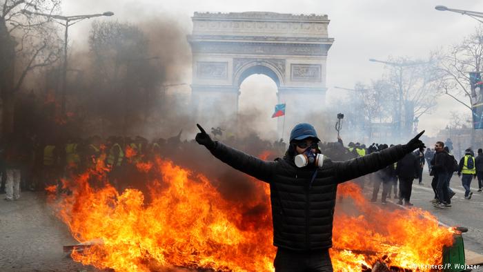 Στις φλόγες η Λεωφόρος των Ηλυσίων