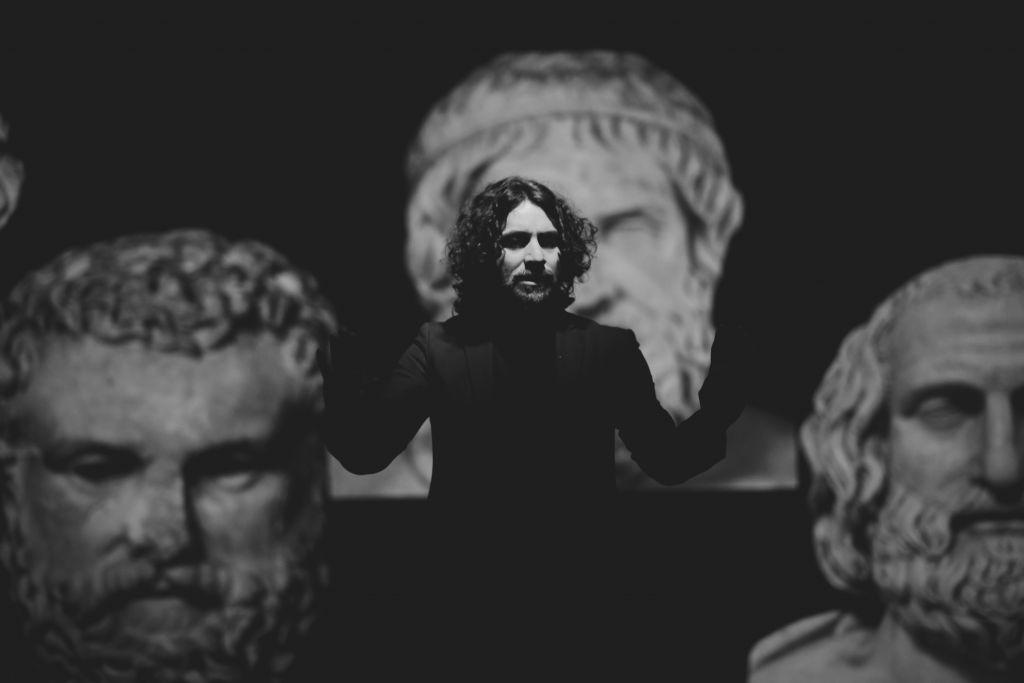 Ο Κώστας Γάκης μιλά για κάθε «Αντιγόνη» και κάθε «Μήδεια» της ζωής μας