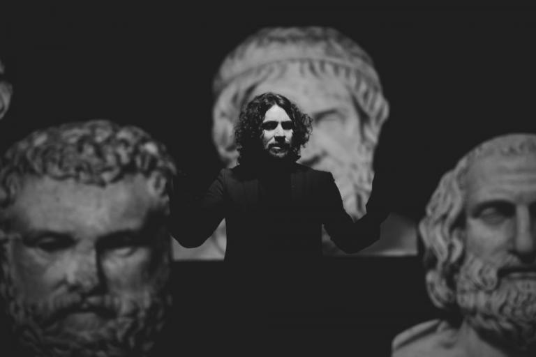 Ο Κώστας Γάκης μιλά για κάθε «Αντιγόνη» και κάθε «Μήδεια» της ζωής μας