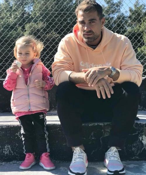 Ο Στέλιος Χανταμπάκης αγκαλιά με την κόρη του