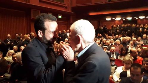 Το χειροφίλημα του Μπουτάρη στον Λεκάκη