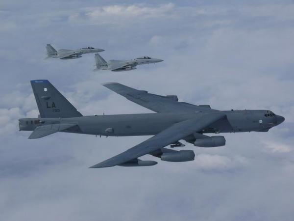 Αμερικανικό B-52, ένα «ιπτάμενο φρούριο» πέταξε πάνω από το Αιγαίο – Μήνυμα στην Αγκυρα