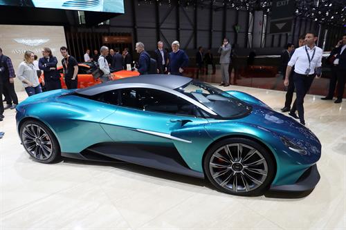 Aston Martin Vanquish Vision: Ο «εκδημοκρατισμός» της supercar τεχνολογίας