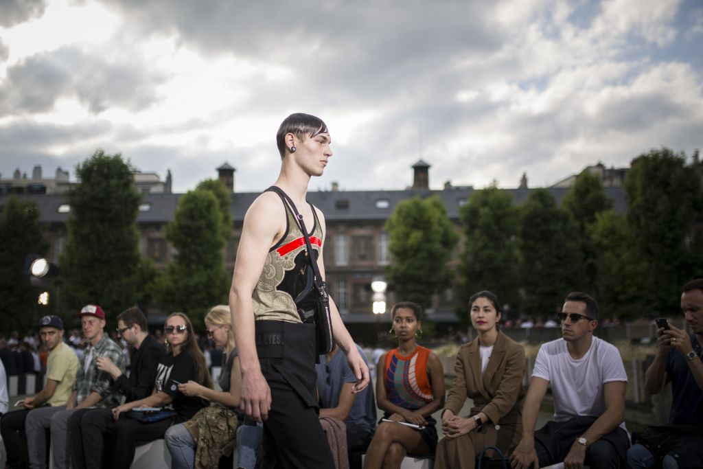 Ο οίκος Givenchy θα παρουσιάσει για πρώτη φορά στο Pitti Uomo
