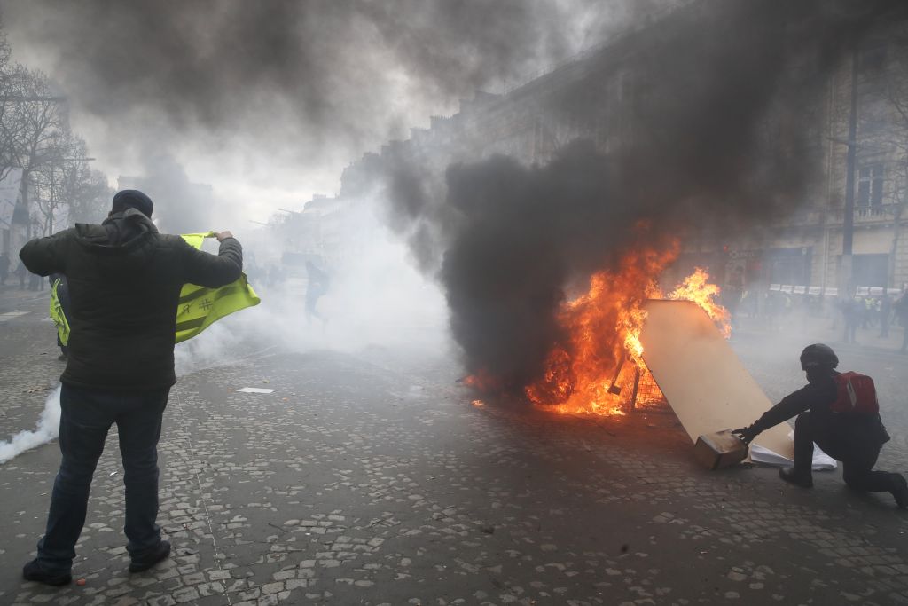 Χάος στο Παρίσι: Τραυματίες, λεηλασίες και εμπρησμοί