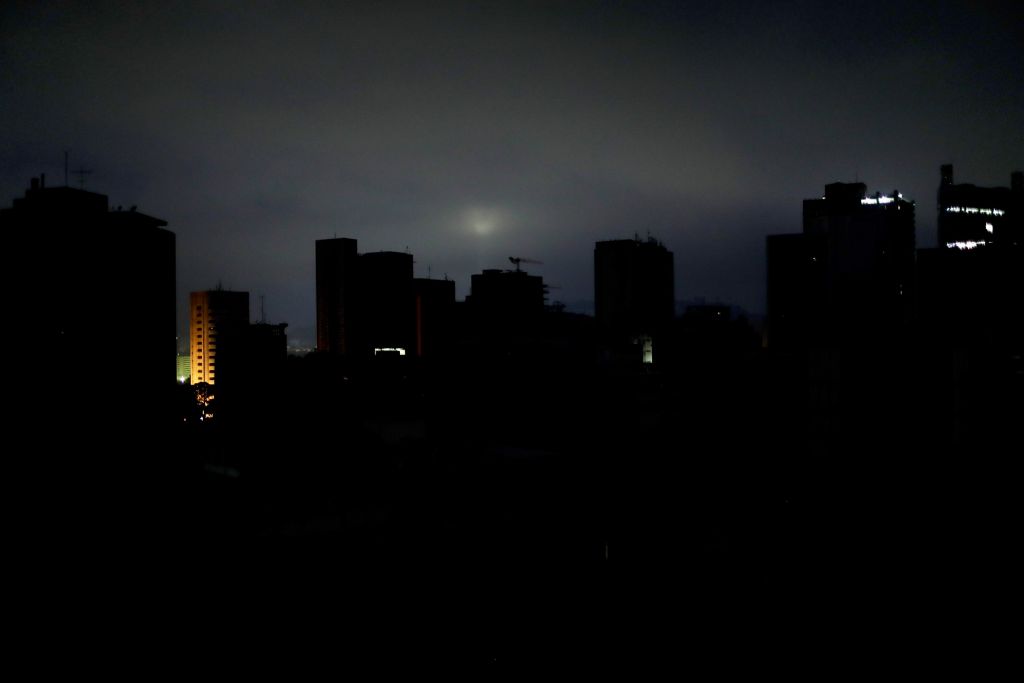 Η Βενεζουέλα παραλύει καθώς παραμένει για τρίτη μέρα βυθισμένη στο σκοτάδι