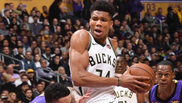 Το double double του Γιάννη κόντρα στους Λέικερς