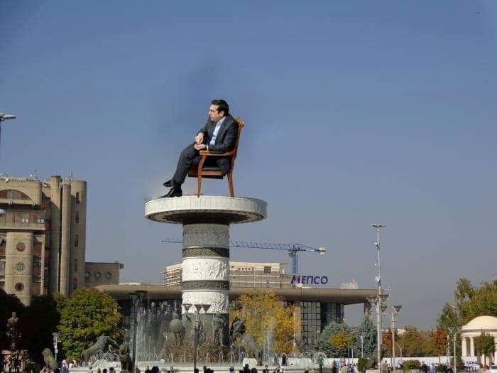 Πάρτι στο Twitter για Δρομέα: «Ελαφρώς χρησιμοποιημένες Καρυάτιδες ανταλλάσσονται»