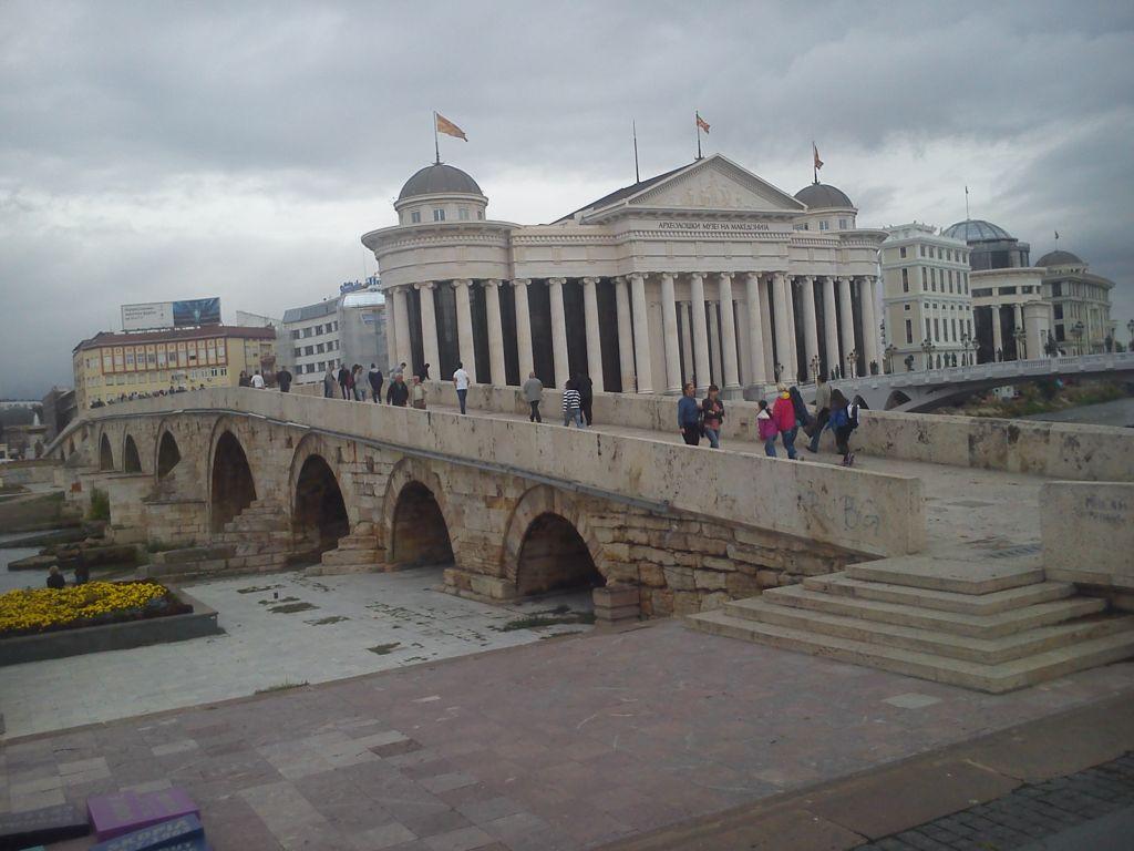 Ο «Δρομέας» στα Σκόπια, ο «έφιππος πολεμιστής» στην Αθήνα – Μια αστεία πρόταση, ένα ακόμη «Βατερλώ»