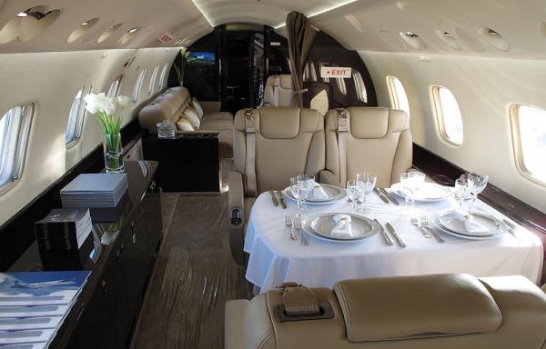 «Λιτός βίος» ΣΥΡΙΖΑ: Τραπεζώματα, σολομός, πούρα, Μαξίμου tours, ακριβή ζωή για golden boys