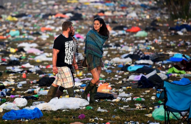 Τα σκουπίδια πνίγουν το φεστιβάλ Γκλάστονμπερι