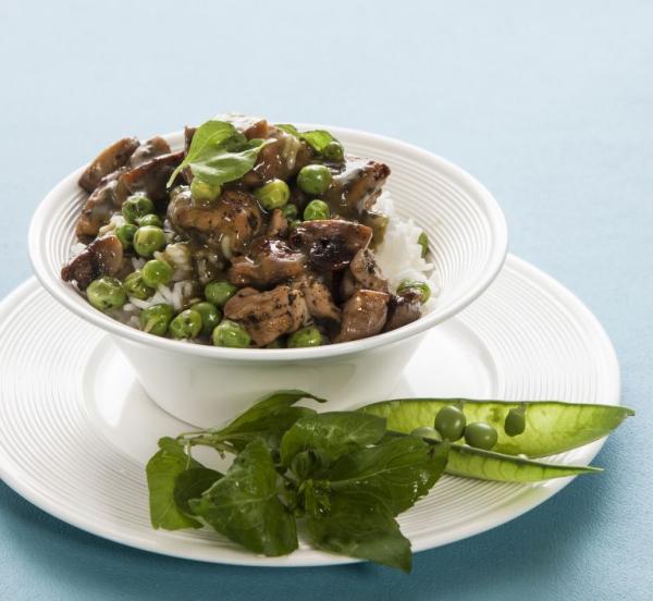 Κοτόπουλο με πράσινο κάρυ, μανιτάρια και αρακά