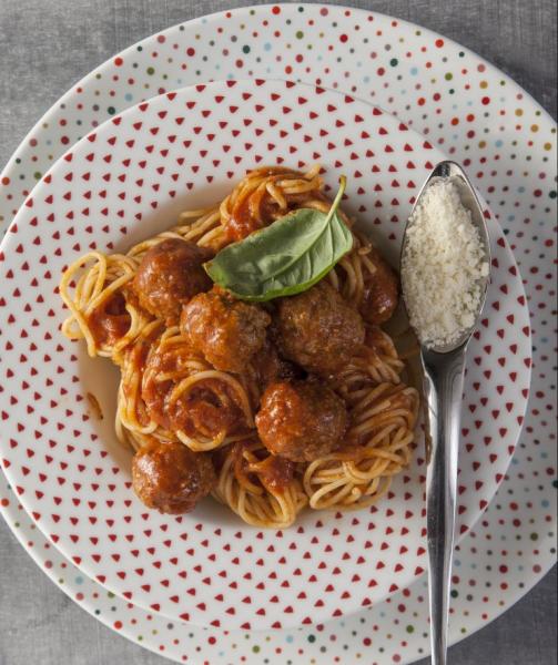 Κεφτεδάκια κοκκινιστά με κουκουνάρι και σπαγγέτι