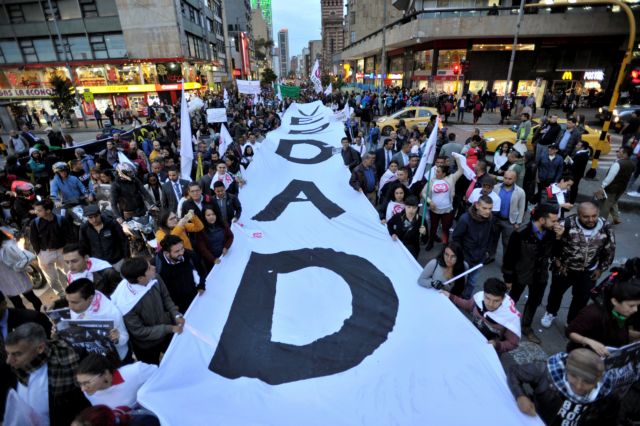 Κολομβία: Χιλιάδες διαδηλωτές στο δρόμο υπέρ της ειρήνης