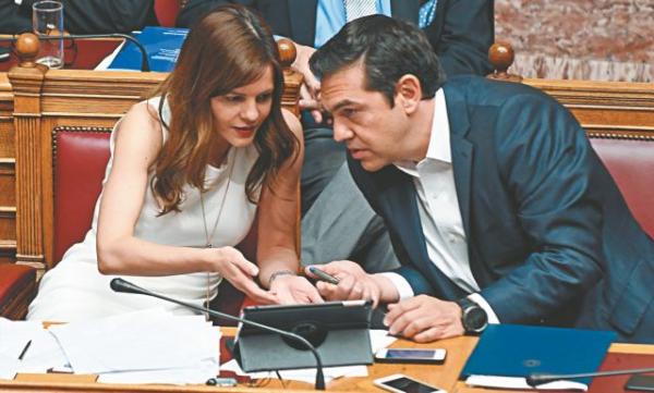 Ο Τσίπρας συνεχίζει τα «δώρα»: Έταξε λύση για συντάξεις χηρείας και 120 δόσεις στα Ταμεία