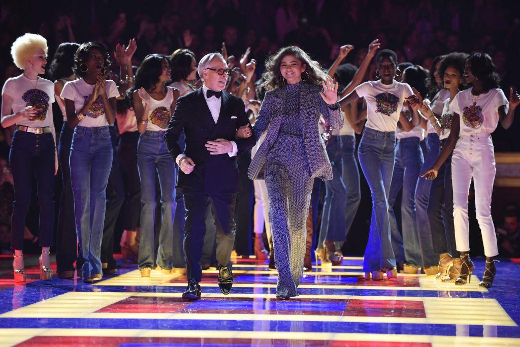 Η Γκρέις Τζόουνς και η Πατ Κλίβελνατ επέστρεψαν στην πασαρέλα