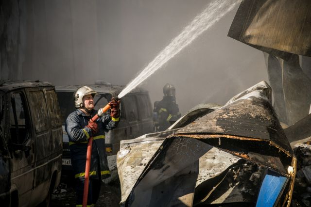 Υπό πλήρη έλεγχο η μεγάλη φωτιά στα Γλυκά Νερά