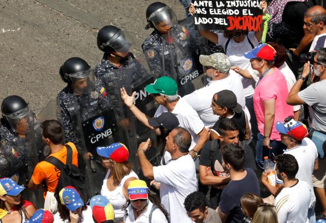 Βενεζουέλα: Στους δρόμους οι πολίτες μετά το μπλακ-άουτ - Ένταση μεταξύ διαδηλωτών και αστυνομίας